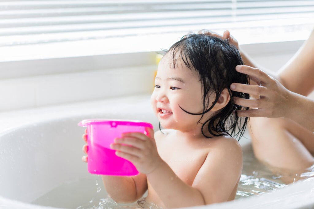 https://www.shutterstock.com/ja/image-photo/cute-asian-kid-toddler-having-bath-1846173715