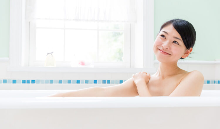 お風呂で笑顔の女性の画像