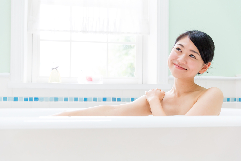 お風呂で笑顔の女性の画像