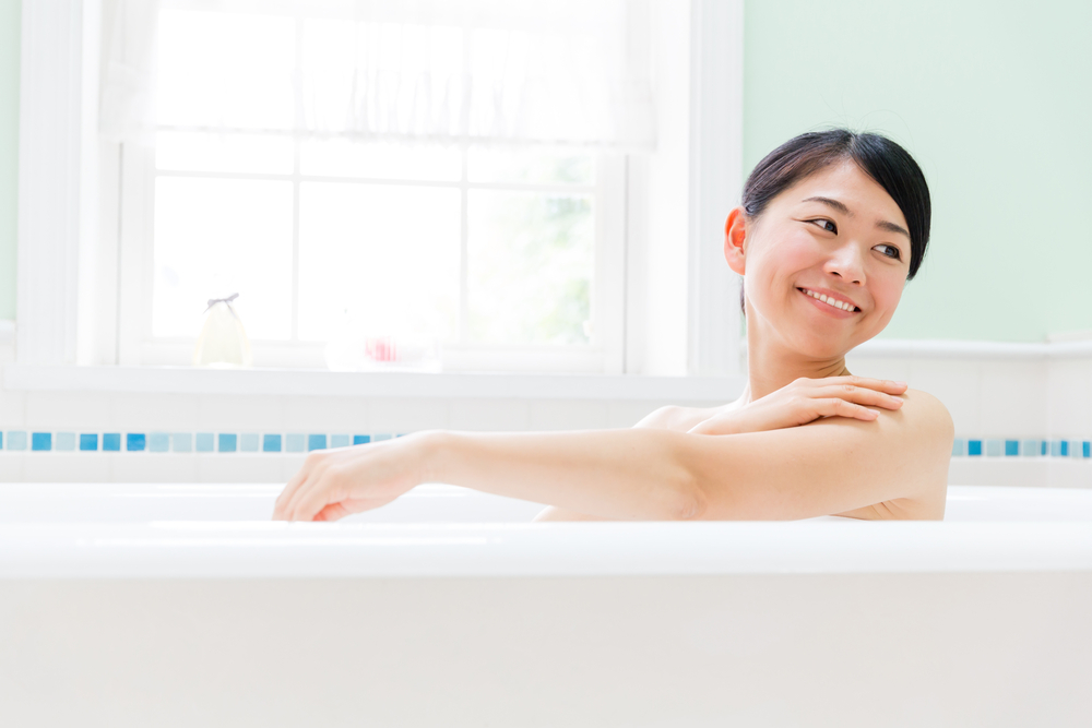 お風呂で喜ぶ女性の画像