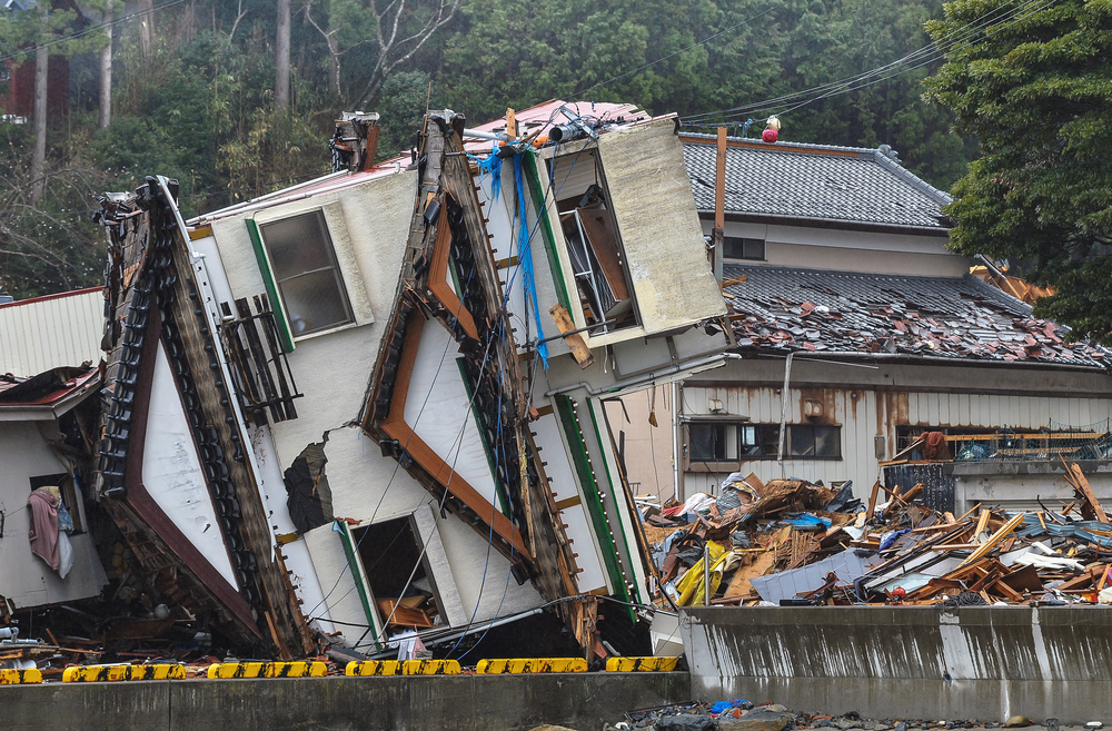 地震で倒れた家の画像
