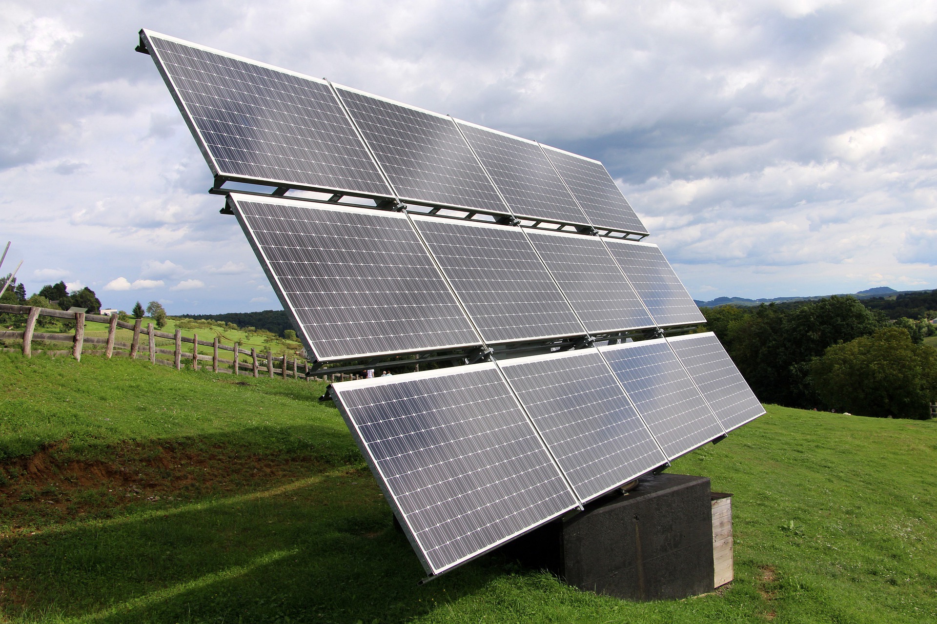 太陽光発電と蓄電池セットの価格相場｜セット導入は本当にお得？