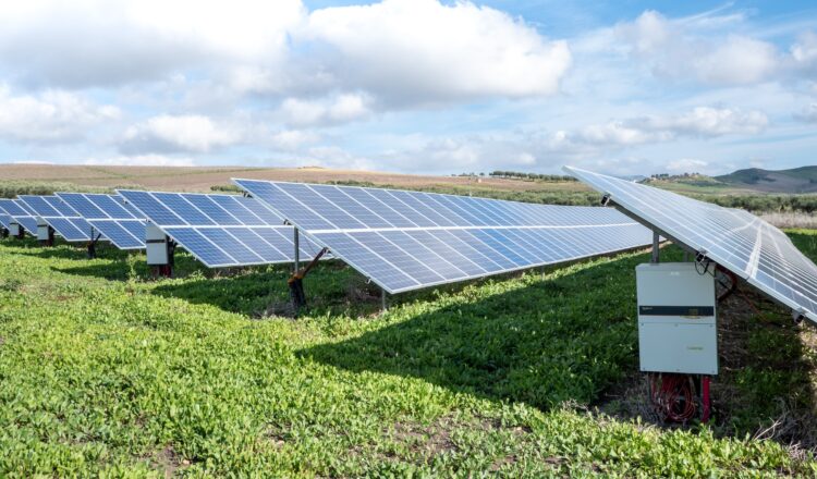 【太陽光パネルと蓄電池はセットがいい?】太陽光発電システムと蓄電池
