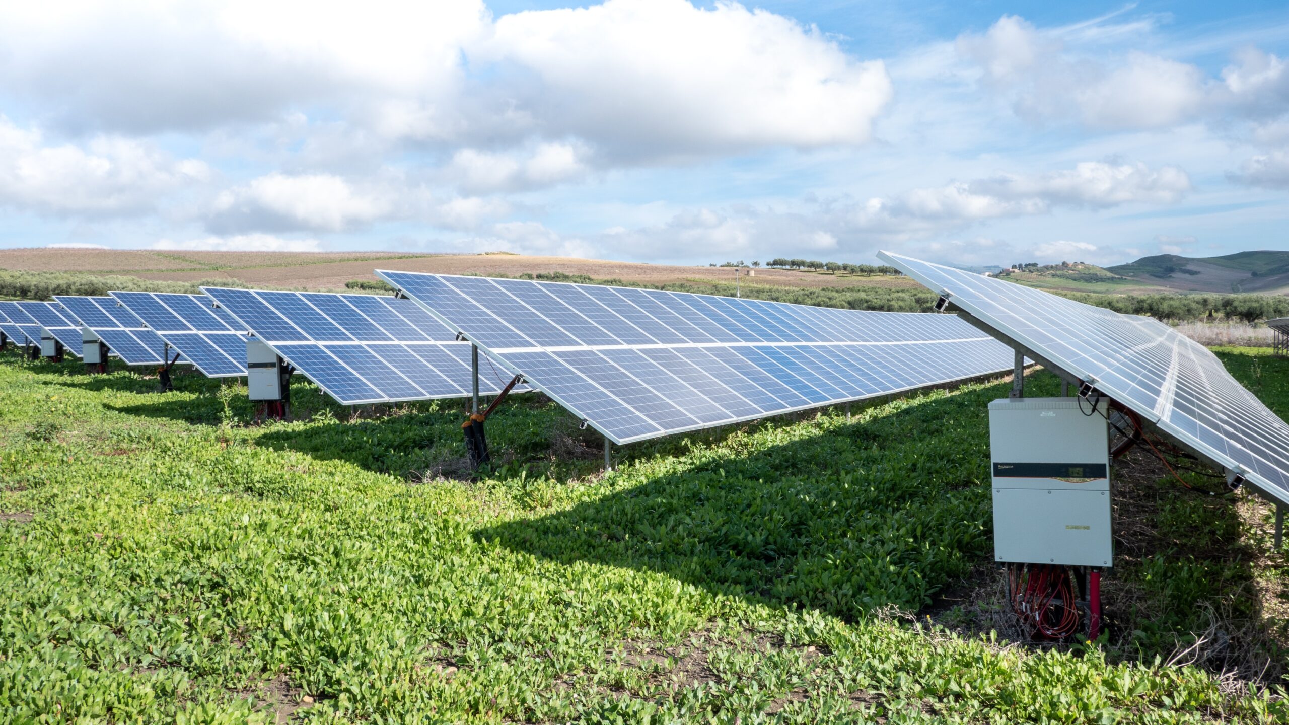 【太陽光パネルと蓄電池はセットがいい？】太陽光発電システムと蓄電池