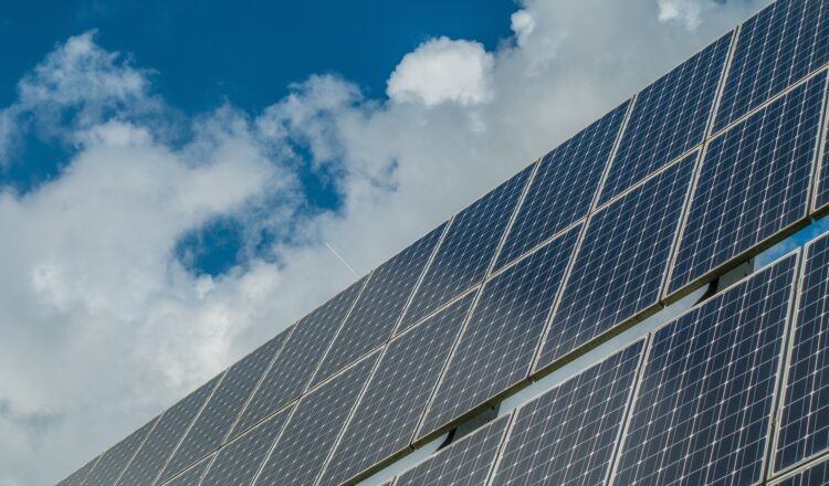 太陽光発電は蓄電池なしでも活用可能？併用するメリット・デメリット
